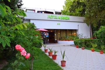 Фото номера Улучшенный двухместный номер с 1 кроватью Отель Hotel Sanda г. Венус 5