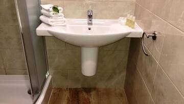 Фото номера Двухместный номер Делюкс с 1 кроватью Отель Academy Hotel г. Венус 2