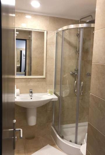 Фото номера Двухместный номер Делюкс с 1 кроватью Отель Academy Hotel г. Венус 5